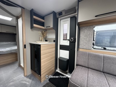 Bailey Phoenix Black Edition 640 2027 (Trade) image 5